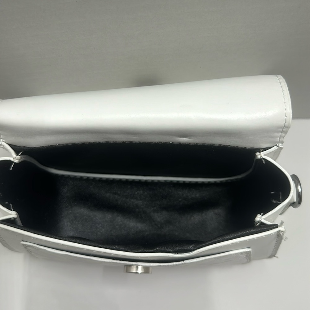 🔥Vintage✨ NWT Chic White Faux Leather Saddle Crossbody Bag - Trendy & Versatile! - Picture 11 of 12